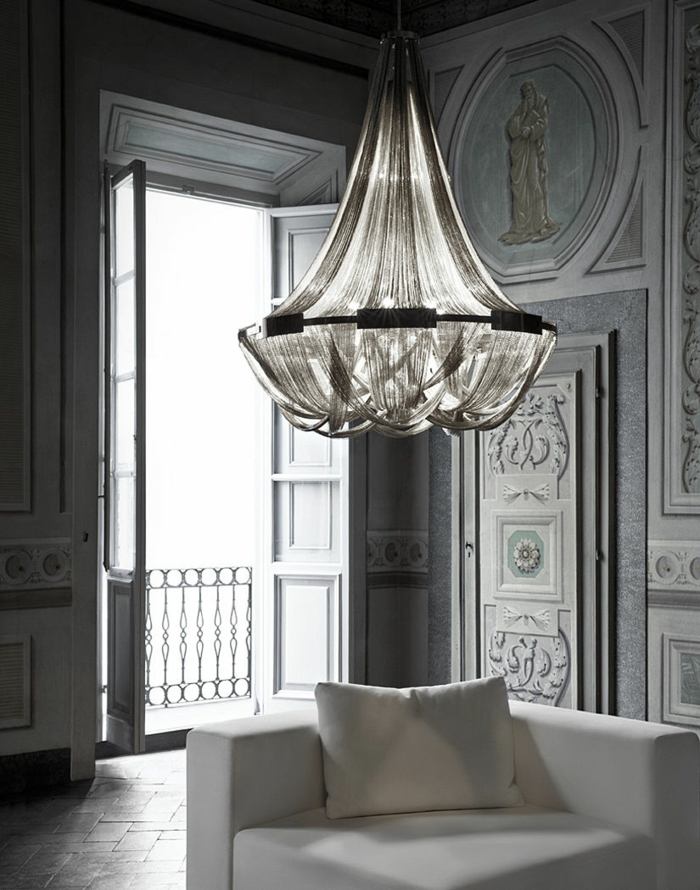 lustre elegante com correntes de metal vintage poltrona branca