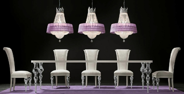 mesa de jantar vintage candelabro roxo design nobre branco