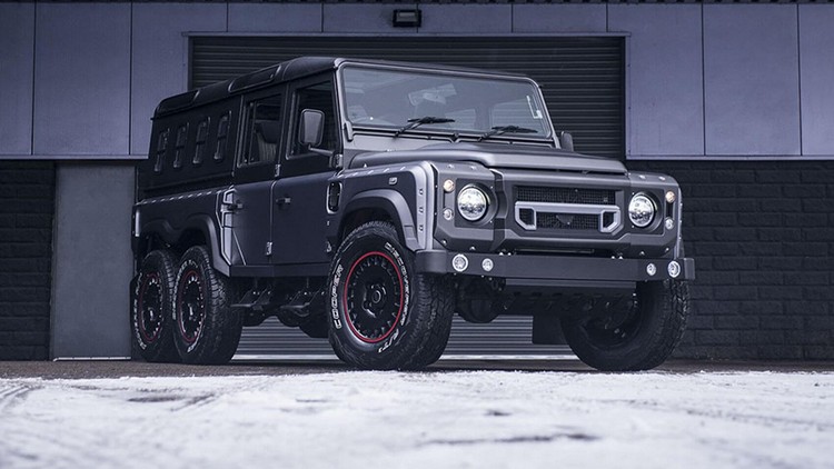 design frontal do Land Rover Defence 110 com grade e faróis cromados