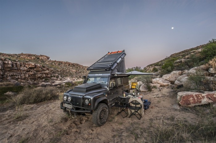 excursão na natureza camping veículo off-road veículo land rover toldo