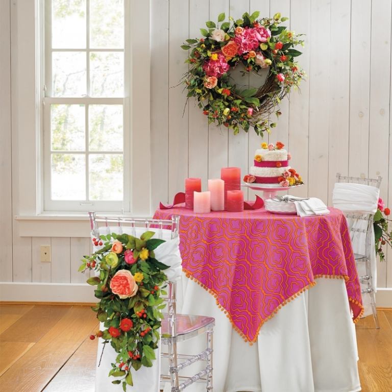 Coroa de arranjos de flores para decoração de casa de campo