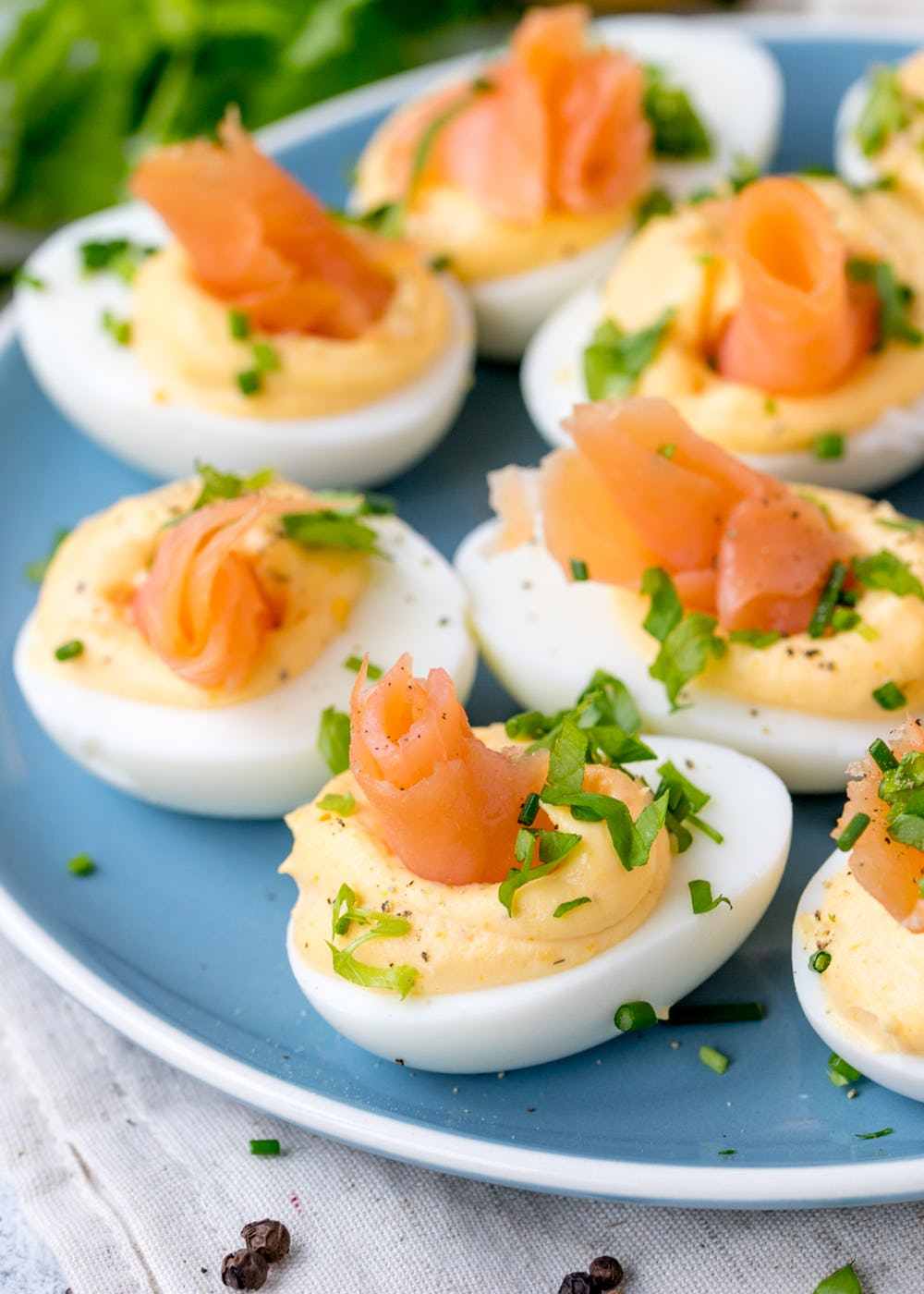 Ovos russos com salmão defumado com baixo teor de carboidratos, que permitem receitas saudáveis ​​para perda de peso