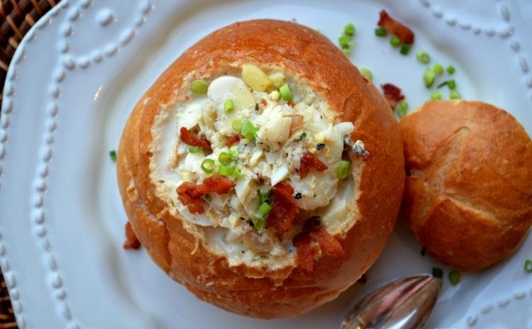 Receitas de festa de Halloween-pão-cavado salada-cebolinhas-prato-talheres