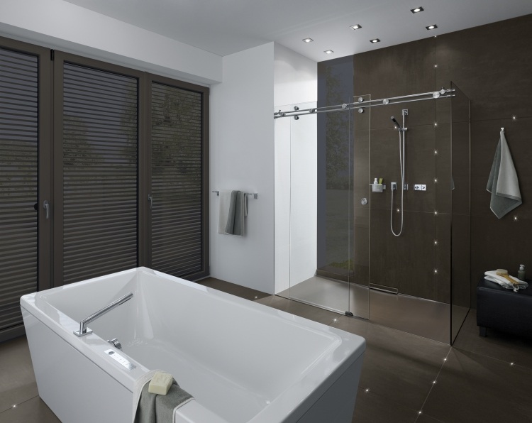 LED em azulejos -luminação-indireta-banheiro-preto-branco-cabine de chuveiro-banheira