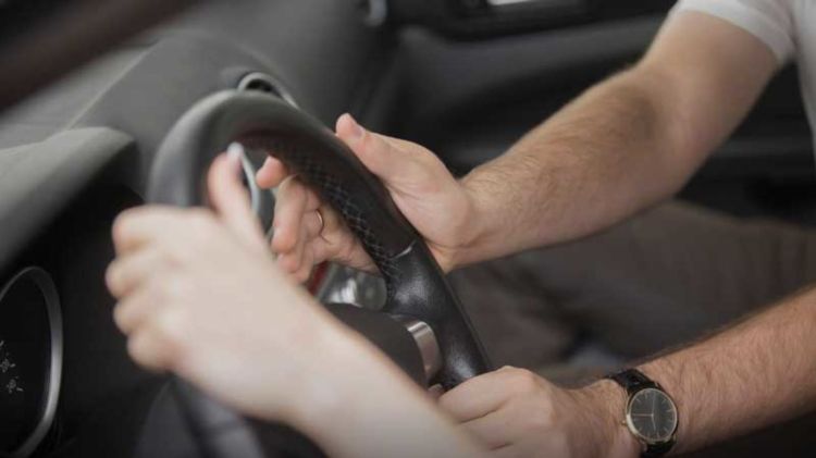 qual é a posição ideal das mãos no volante ao dirigir
