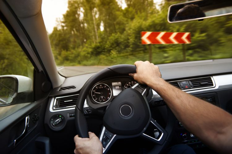 dirija com as mãos na posição correta ao volante na curva do carro