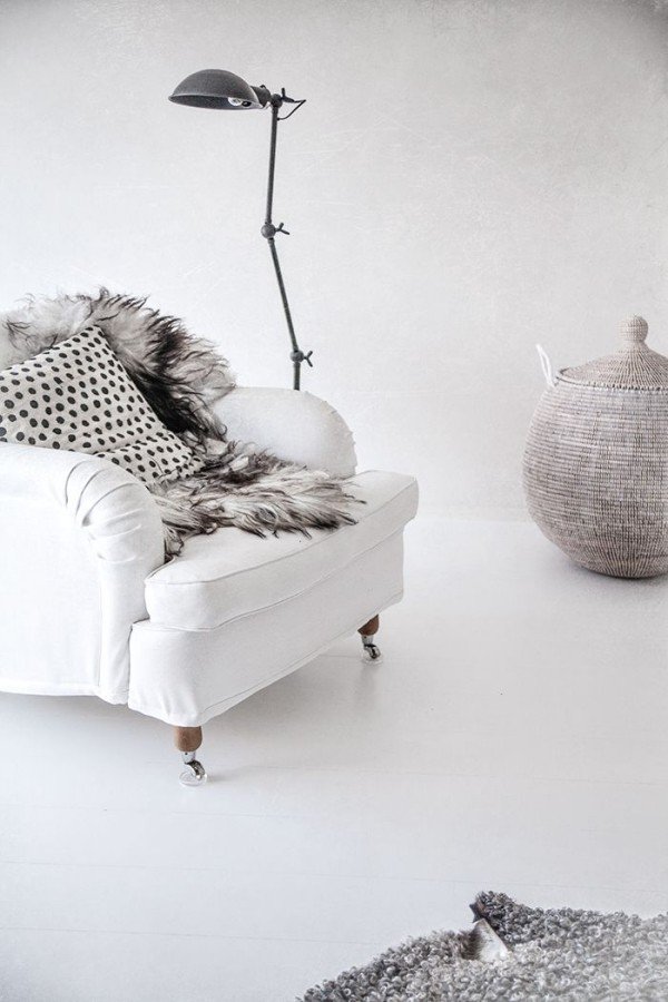 móveis de estilo escandinavo - luminária de piso lisa branca e felpuda - tapete de pele