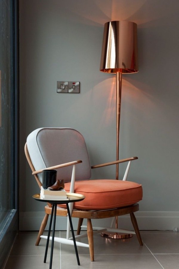 cadeira retro com moldura de madeira e canto de leitura com abajur de cobre