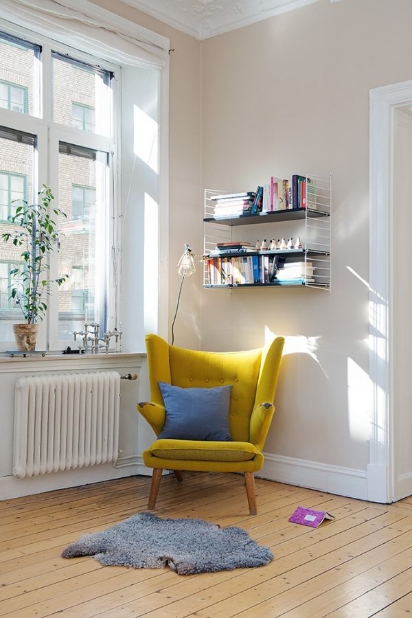 poltronas amarelas - almofadas de sofá estofadas - tapete de estantes de livros