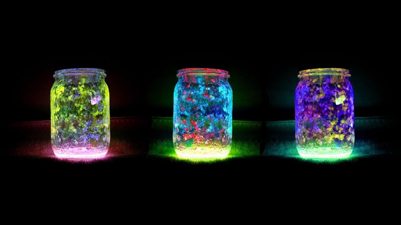 Vidros de cores vivas com respingos de tinta em potes de vidro