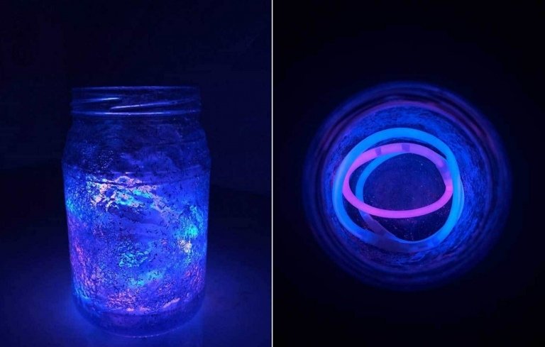 Universo em um copo feito de cola glitter e com bastão luminoso