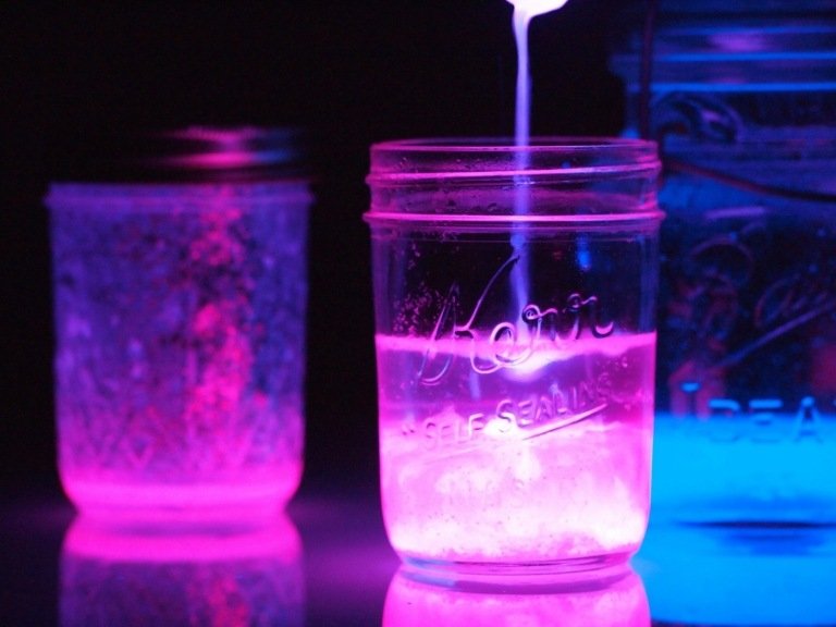 Ideia com bastões luminosos para um vidro brilhante temporário em festas