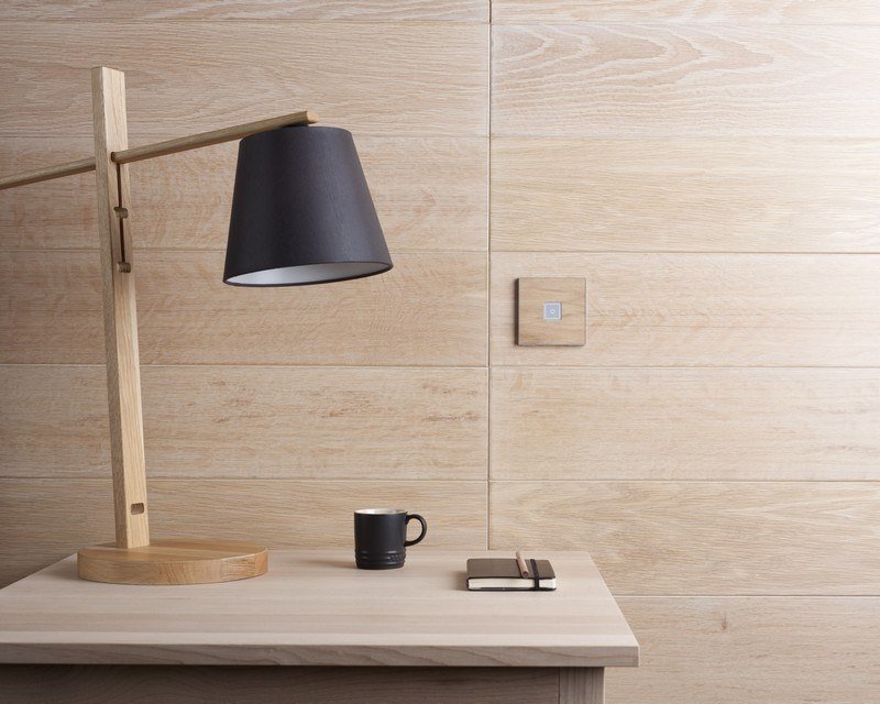 Interruptor de luz - aparência de madeira - sala de estar moderna - escrivaninha