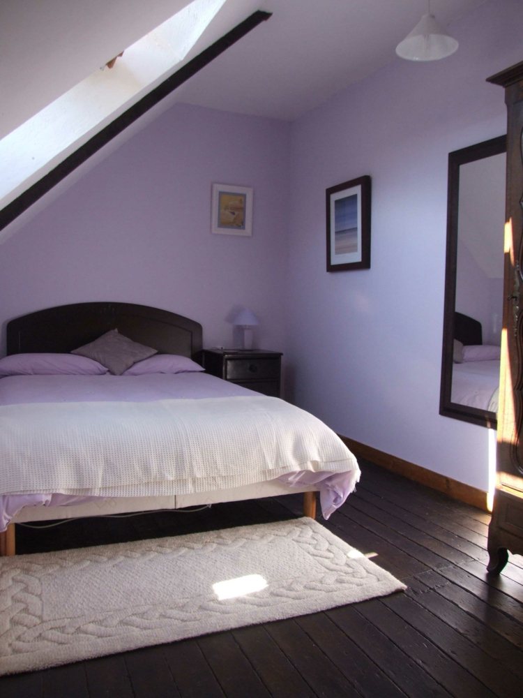 quarto design moderno-inclinado-telhado-lilás-parede-teto-madeira escura
