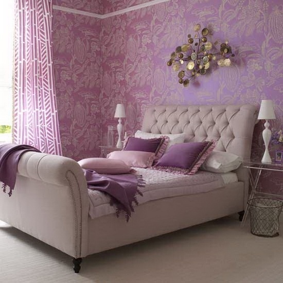 revestimento de parede com elementos dourados projeto do quarto na cor lilás