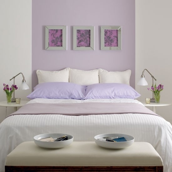 decoração de parede roxa com móveis lilás