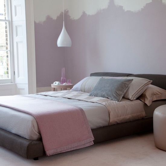 projeto interior simples do quarto na cor lilás