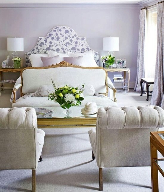 decoração do quarto com padrão floral na cabeceira da cama na cor lilás