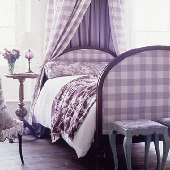 Mobiliário de quarto de padrão xadrez em cor lilás