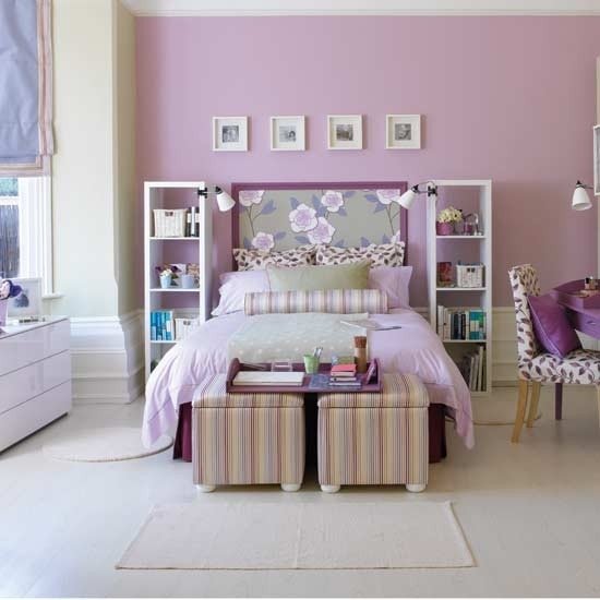 mobiliário de quarto de padrão listrado otomano em cor lilás