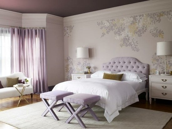 mobiliário estofado com cabeceira na cor lilás