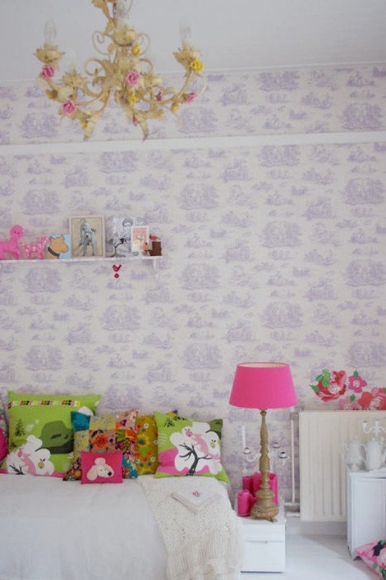 elementos de decoração colorida para mobiliar o quarto na cor lilás