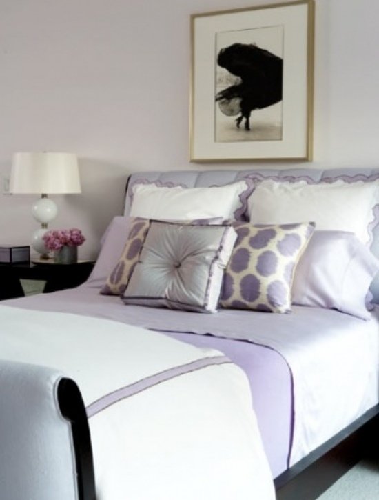 decoração do quarto com almofada na cor lilás
