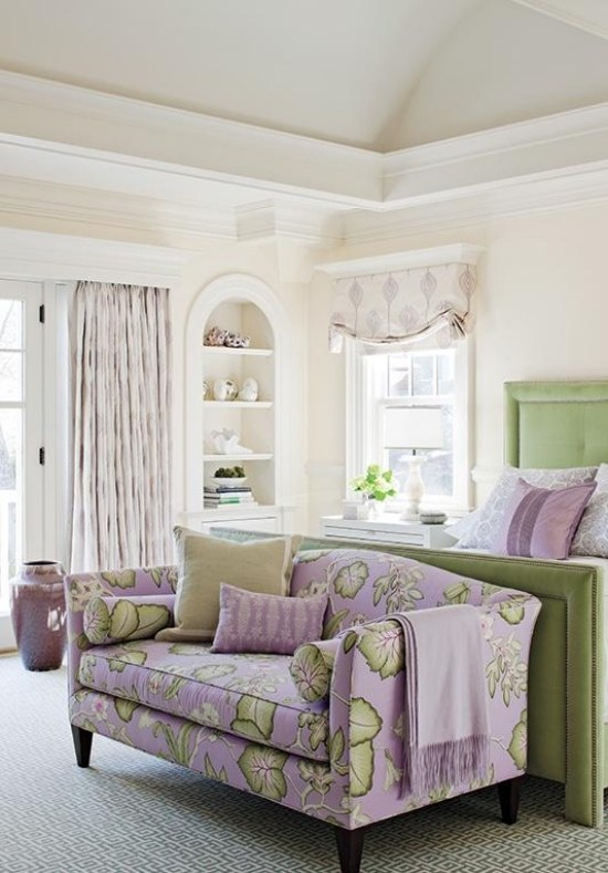 mobília do quarto com detalhes verdes na cor lilás