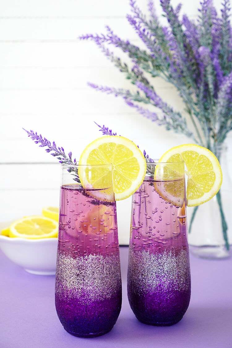 Copos de limão e limonada com ervas e lavanda