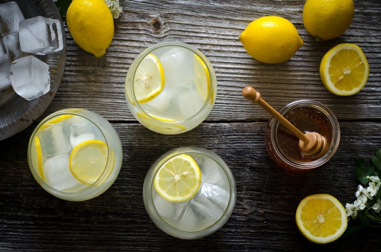 Faça você mesmo uma limonada com copos de gelo e mel