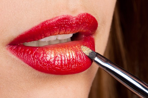 lábios vermelhos adequadamente dicas de maquiagem escovar ouro