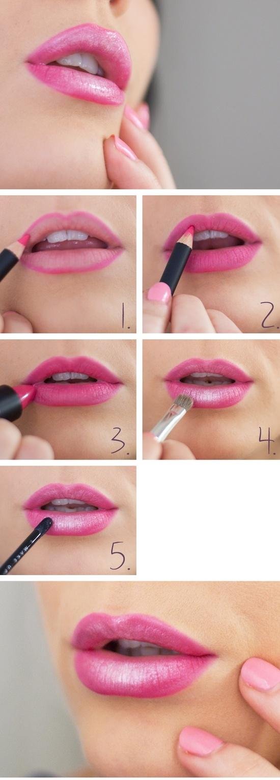 Maquilhagem das pontas dos lábios aumentar opticamente em rosa