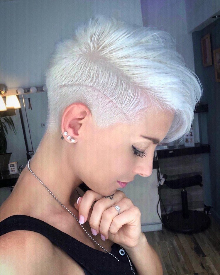 Pixie com penteados da tendência de corte inferior 2021 cabelo curto