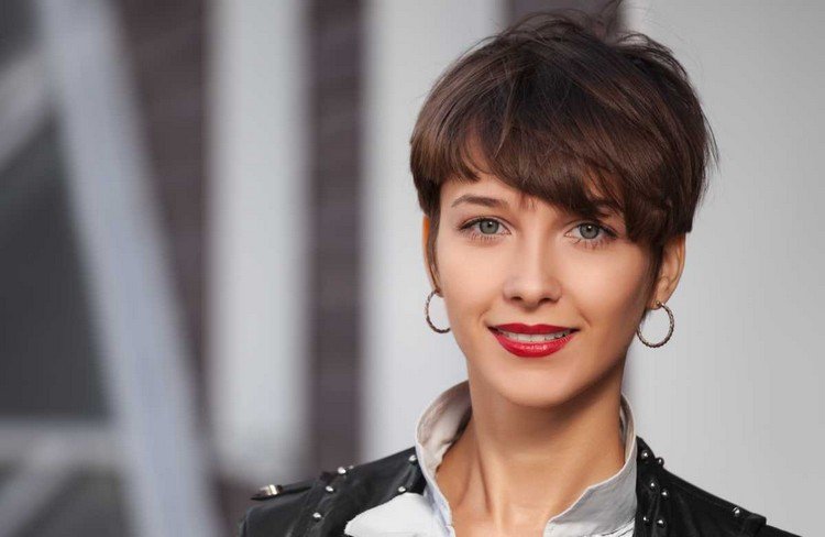 Trend hairstyles 2021 long pixie cut com franja