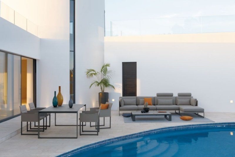 Lounge-jardim-móveis-cinza-sofá-laranja-almofadas decorativas
