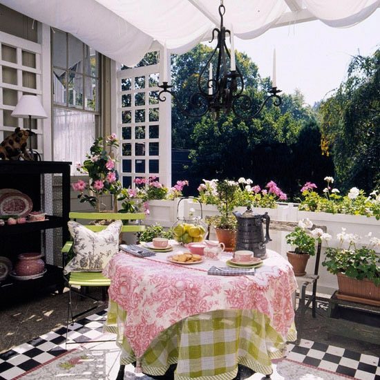 Quarto ao ar livre - pergolado com toalha de mesa rosa