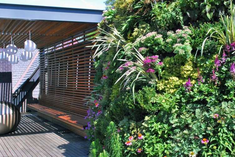 Proteção contra ruído para o jardim -vertical-privacidade-proteção-parede de madeira-ripas-banco-terraço no telhado