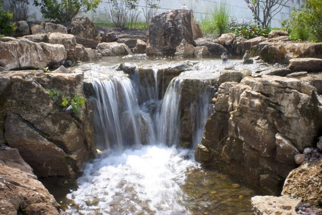 Cachoeira que cria ruído branco com pedras em forma de jardim