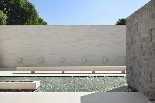 minimalista-flat-roof-construction-design-villa-without-windows