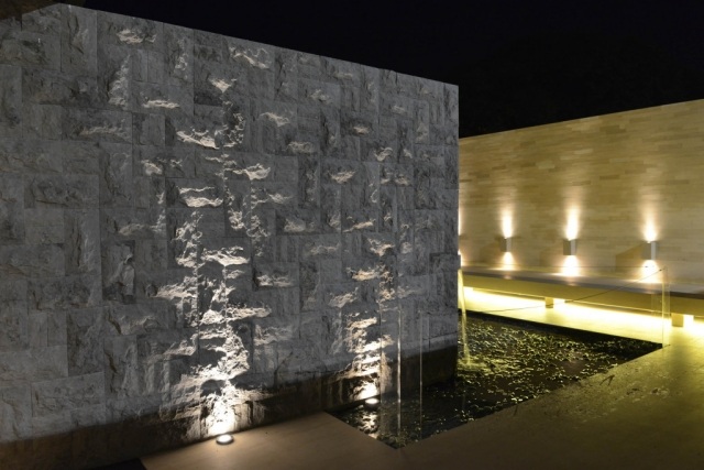 jardim-lagoa-parede iluminada-design-natural-pedra-concreto-villa