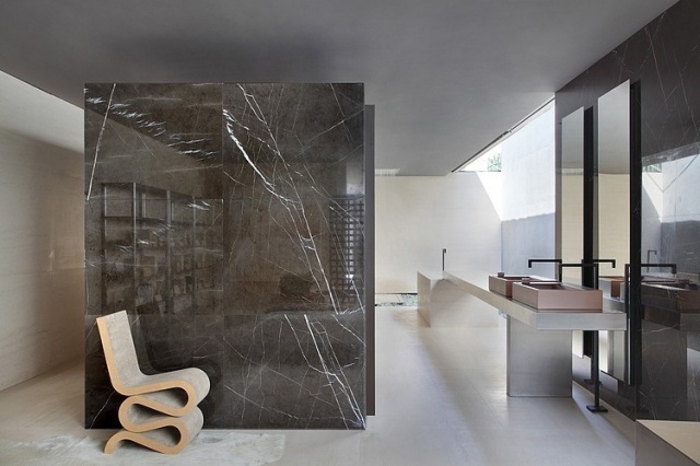 minimalista-banheiro-grande-corte-design-cadeira-madeira-toucador