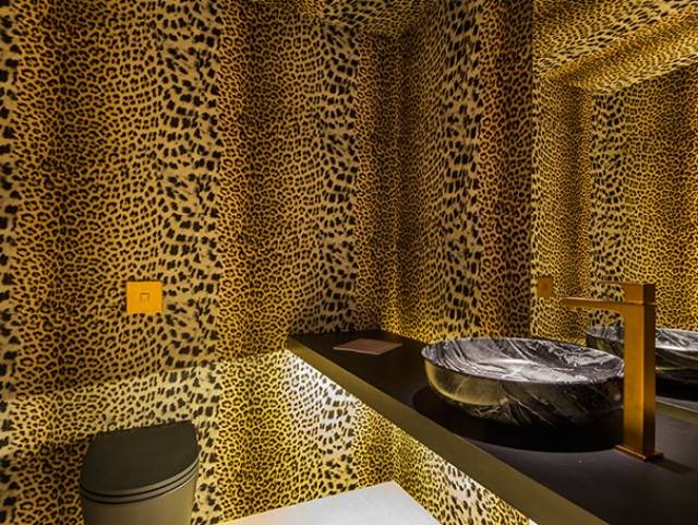 banheiro-padrão-animal-parede-design-pia de pedra natural