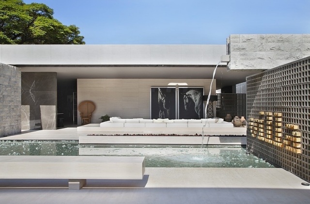 puristic-villa-deca-concrete-wall-well-flat-roof-guilherme-torres