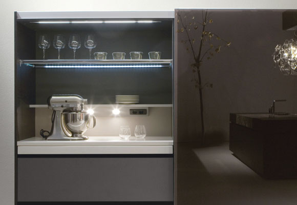 cozinha moderna com ilha de portas deslizantes de alto brilho prateleiras de led eletrodomésticos de cozinha