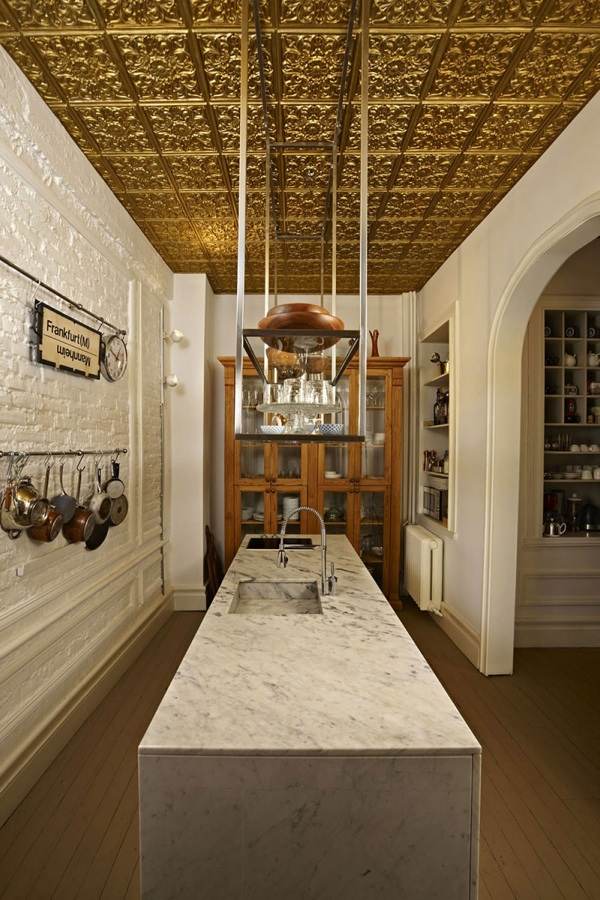 cozinha moderna com teto dourado