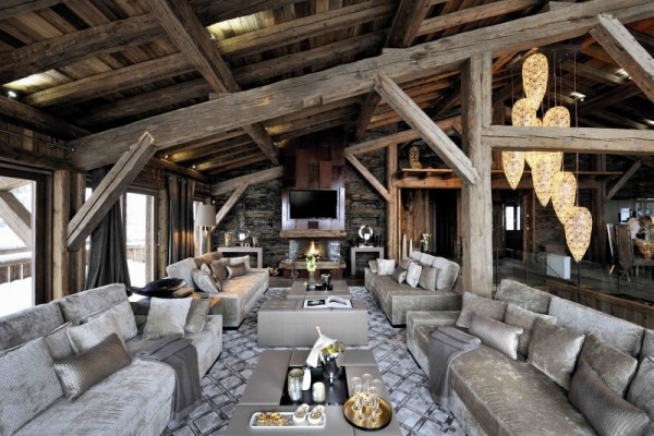 Chalé de luxo com área de estar em tijolo e teto de madeira