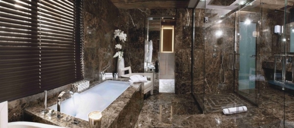Chalé de luxo com banheiro-marrom-mármore-ladrilhos-cabine de duche de vidro