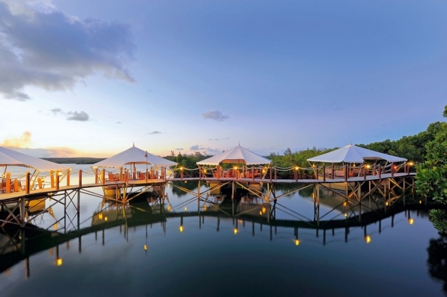 vista para o mar romântico - resort de luxo nas Maurícias - pavilhões de lounge