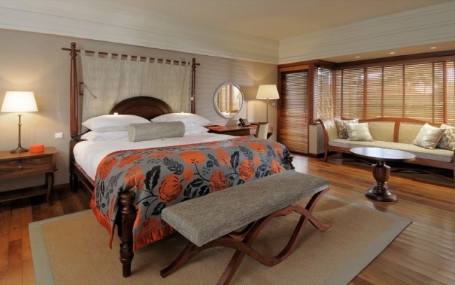 Quartos de hotel, suítes, móveis exóticos de luxo - cama alta e iluminação romântica