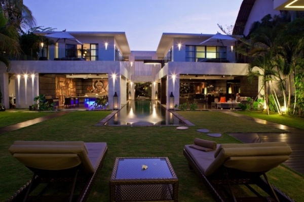 Casa-Hannah-luxury-holiday-villa-in-bali-sunbeds